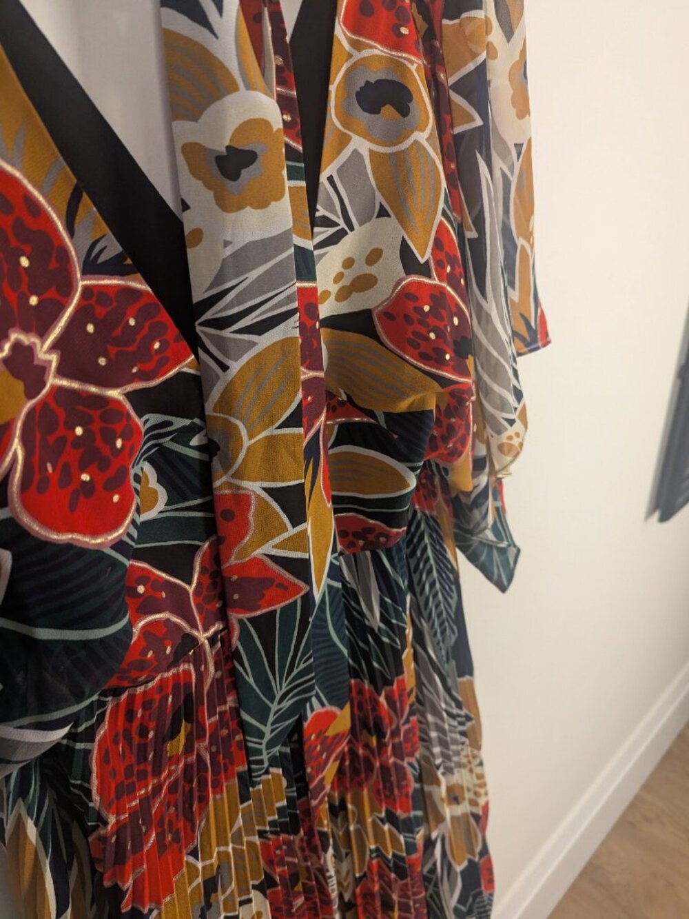 Club Monaco Zorbina Floral Pleated High-Low Dress | Size 10 - Picture 7 of 9